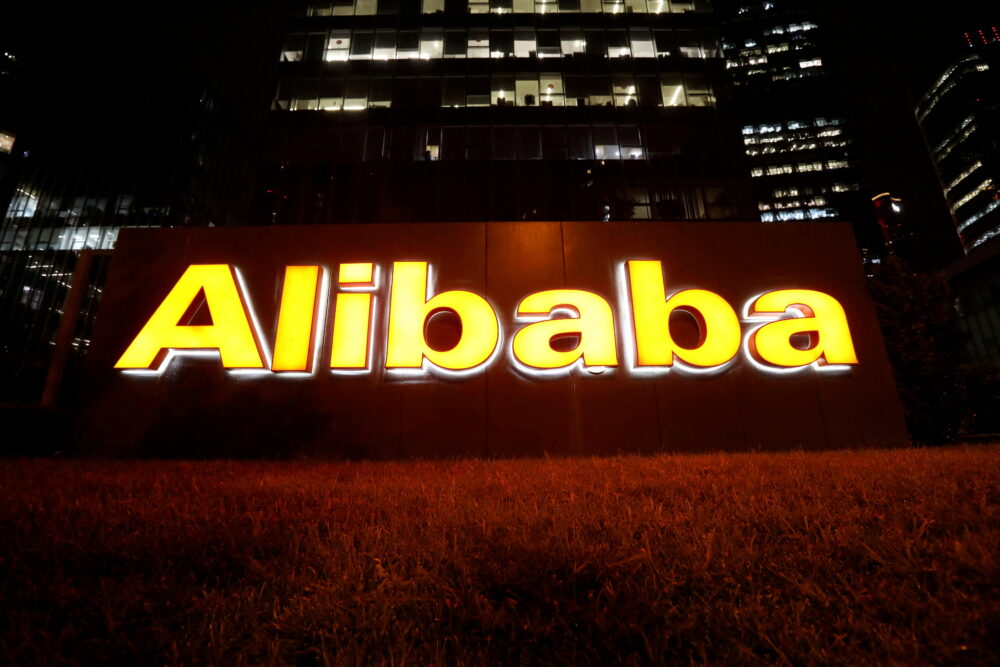 El logotipo de Alibaba Group se ilumina en su edificio de oficinas en Beijing, China, el 9 de agosto de 2021. (REUTERS/Tingshu Wang/archivo)