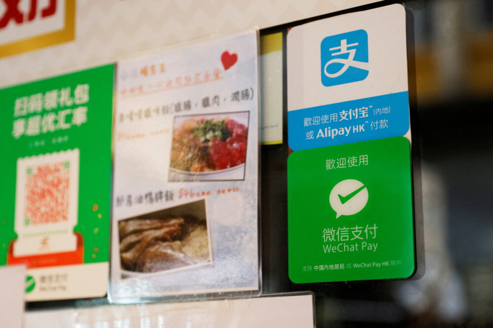 Los logotipos de los servicios de pago digital Alipay de Ant Group, una filial de Alibaba Group Holding y WeChat Pay de Tencent Holdings, se muestran fuera de un restaurante, en Hong Kong. (REUTERS/Tyrone Siu/Foto de archivo)