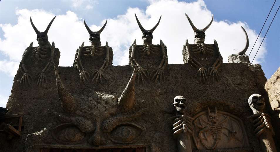 Estas son las figuras que se levantan en los muros del Museo del Miedo. Fotos: AFP