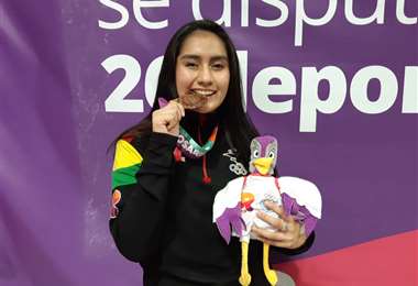 Isabel Plata muerde la medalla de bronce que ganó este martes en Argentina. Foto: COB