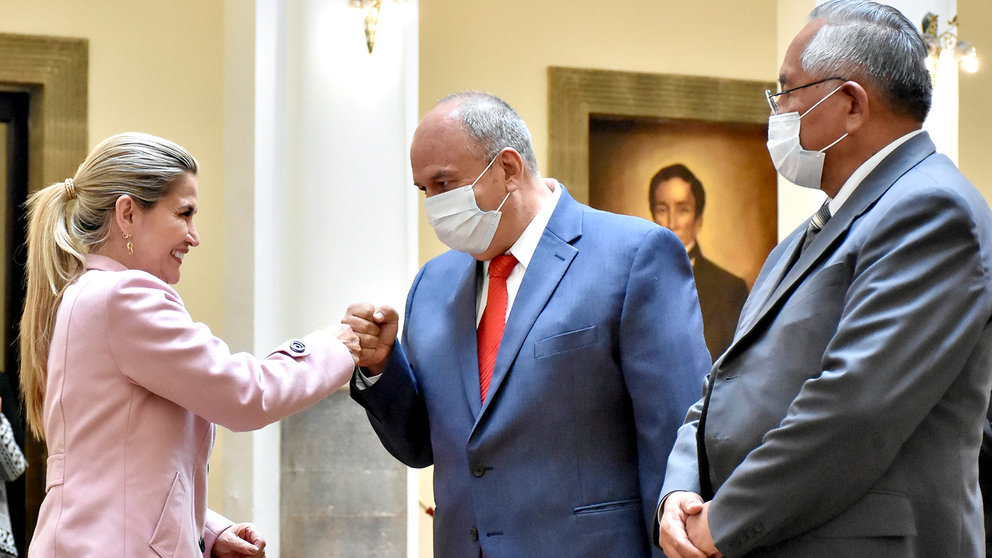 La expresidenta Jeanine Áñez saluda a los entonces ministros de Gobierno y de Educación, Arturo Murillo y Víctor Cárdenas. APG