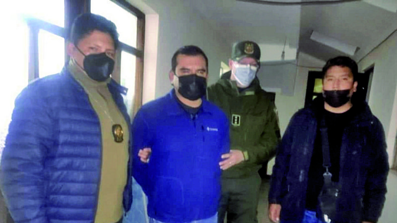 Suman 5 policías vinculados con autos robados, Cabezas va preso
