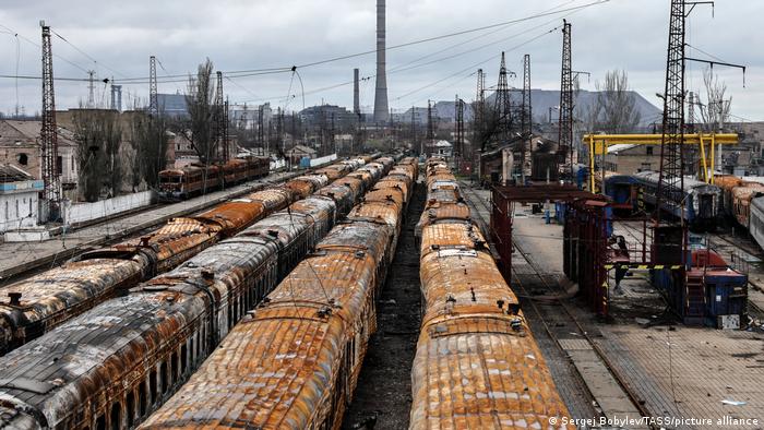 Trenes ucranianos bombardeados en Mariúpol. (14.04.2022).