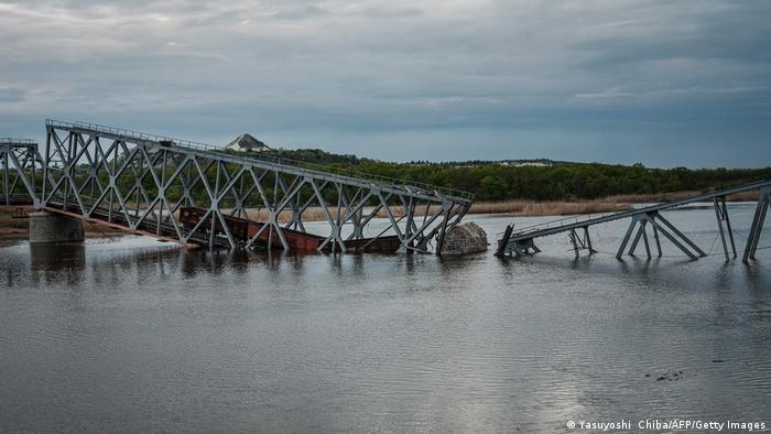 Puente del ferrocarril en Raygorodok, en el este de Ucrania, destruido por bombardeos rusos. (29.04.2022).