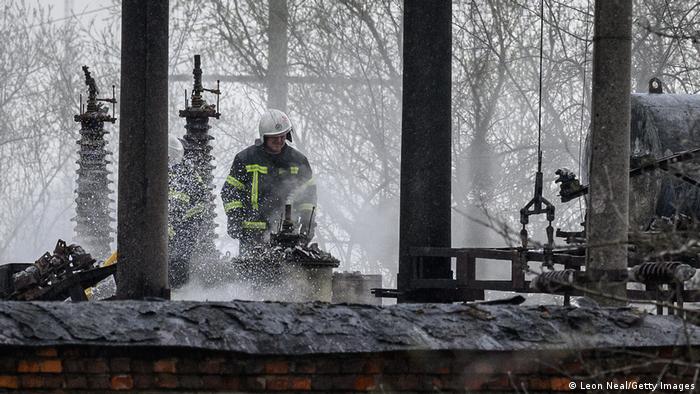 Trabajadores ucranianos del ferrocarril tratan de apagar un incendio causado por un misil ruso en la línea ferroviaria en Krasne. (25.04.2022).