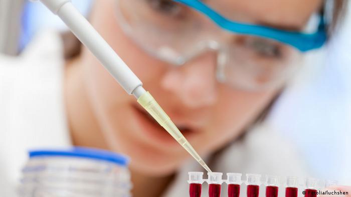 Foto simbólica de una persona que hace una prueba de sangre en un laboratorio.