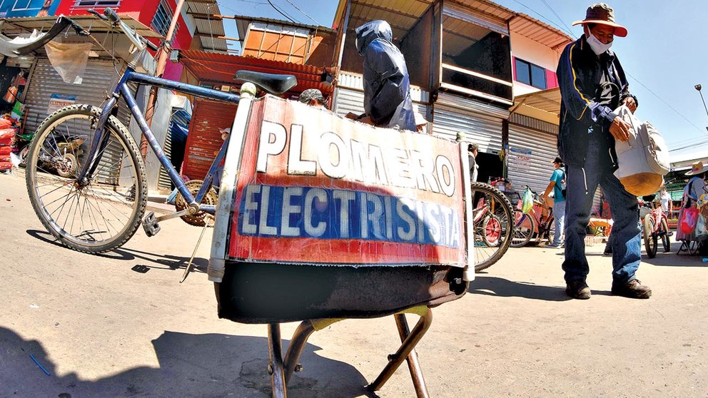 Trabajadores informales ofrecen sus servicios en la calle Lanza, en Cochabamba. DICO SOLÍS