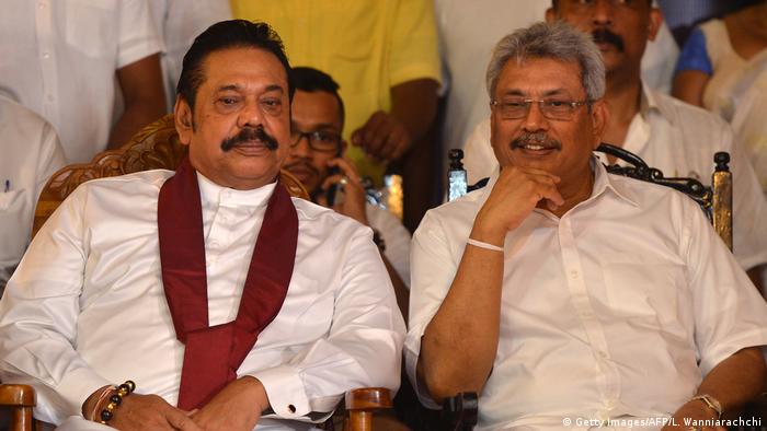 Mahinda Rajapaksa (izq.) junto a su hermano, el presidente Gotabaya Rajapaksa.