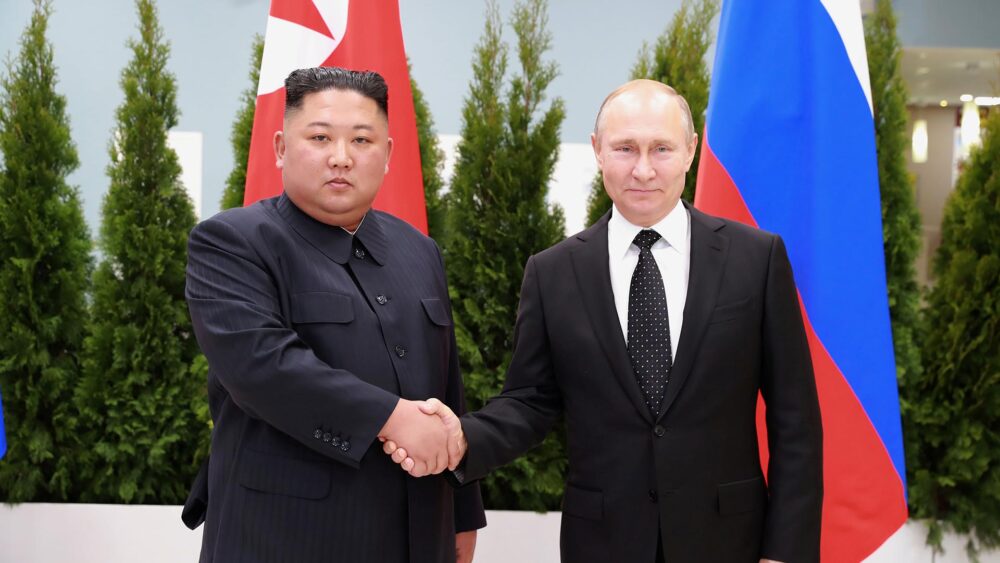 FOTO DE ARCHIVO: El líder norcoreano Kim Jong Un estrecha la mano del presidente ruso Vladimir Putin en Vladivostok, Rusia, en esta foto sin fecha publicada el 25 de abril de 2019 por la Agencia Central de Noticias de Corea del Norte (KCNA). KCNA vía REUTERS 