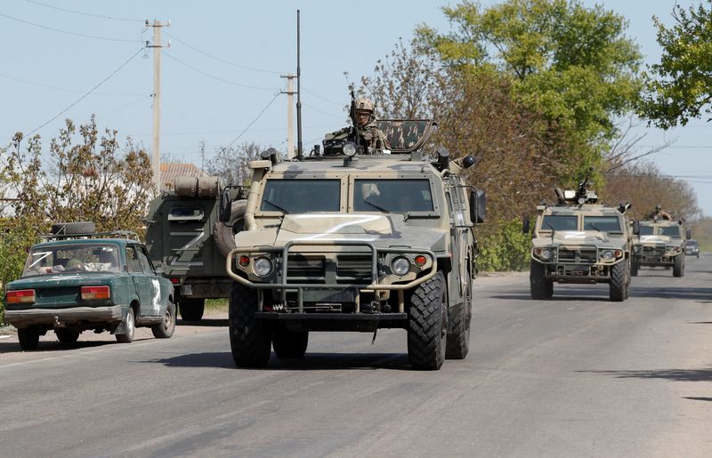 Un convoy de tropas prorrusas avanza en una ruta en la región de Donetsk, Ucrania, 7 de mayo del 2022. REUTERS/Alexander Ermochenko