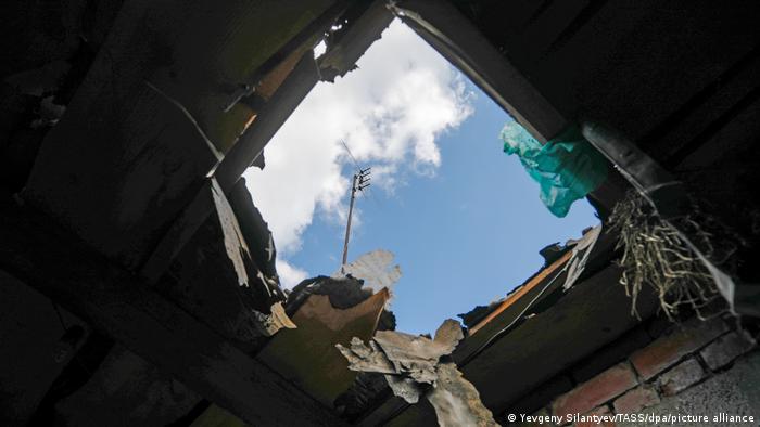 Imagen facilitada por la agencia rusa TASS de los daños en una vivienda tras un ataque en la región de Belgorod el pasado 26 de abril.