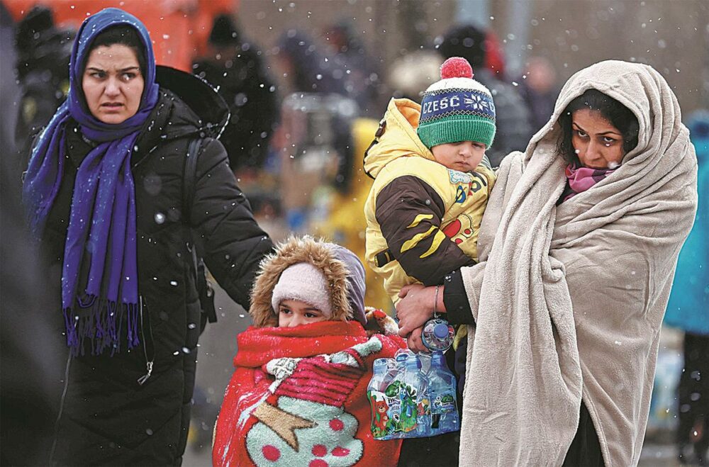 Mujeres y chicos ucranianos deportados en marzo de la ciudad sitiada de Mariupol y trasladados en forma compulsiva a territorio ruso. (Reuters)