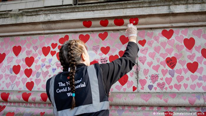 Una voluntaria pinta un corazón en el Muro Memorial para las víctimas del COVID-19 en Londres el pasado 25 de marzo.