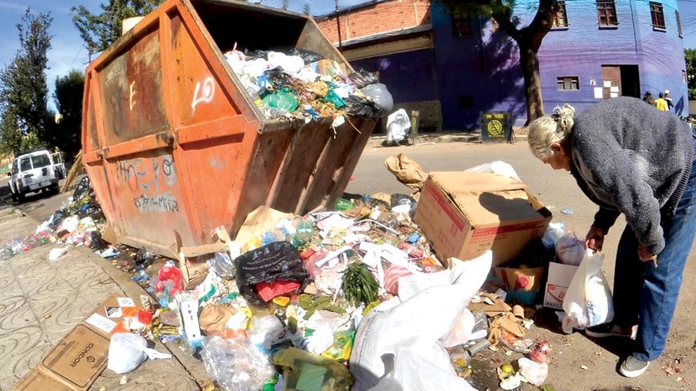 Un promontorio de basura en una calle de la ciudad. ARCHIVO