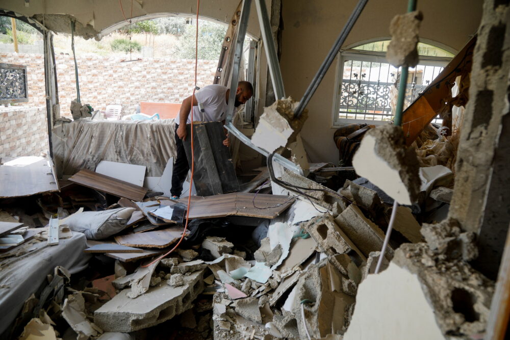 Un hombre inspecciona cómo quedó una casa en la que se produjo el choque entre fuerzas de Israel y un grupo de presuntos terroristas (REUTERS/Raneen Sawafta)