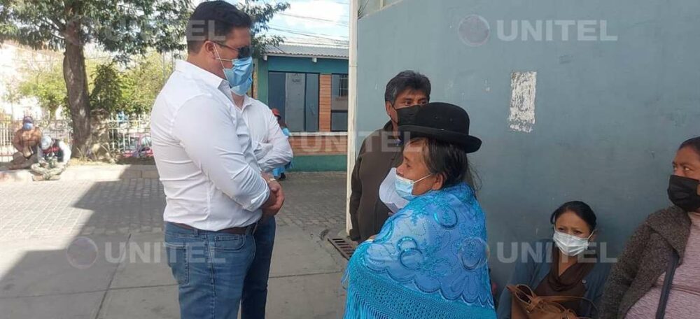 Pablo Salinas, visitó a familiares de Ángel Quisbert, el obrero rescatado.