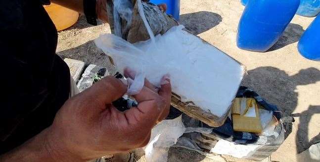 Uno de los paquetes de cocaína. Foto: Clarín