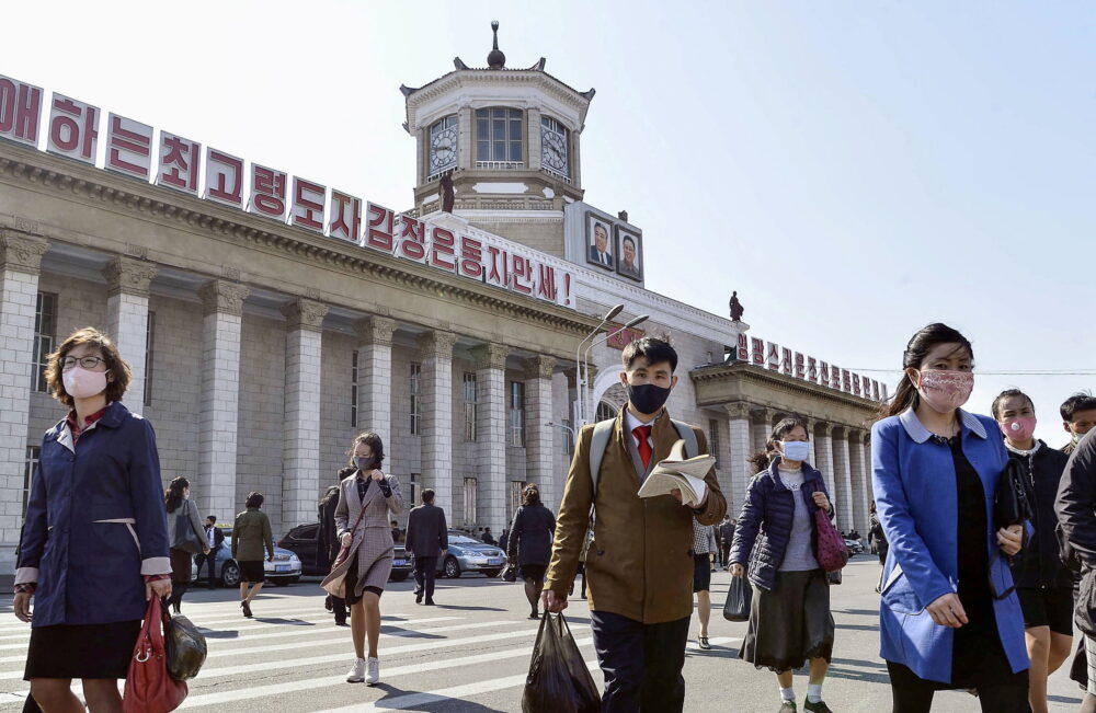 Ciudadanos en Corea del Norte caminan con barbijos (Reuters)