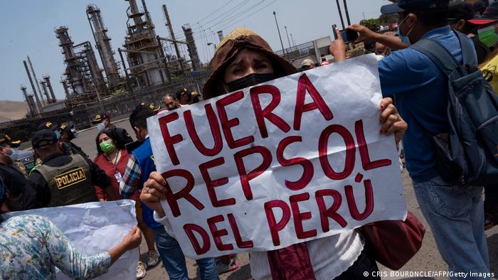 Protesta frente a la refinería La Pampilla de Repsol en la región de Callao, en una imagen del pasado 20 de enero.