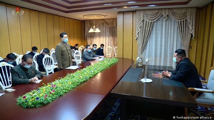 El gobernante norcoreano Kim Jong-un (R), usando una máscara, visita el Cuartel General Estatal de Prevención de Emergencias Epidémicas en Pyongyang el 12 de mayo de 2022, en esta foto tomada de la televisión central norcoreana.
