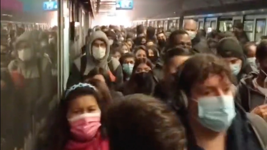 Pánico en el metro de Santiago de Chile: según el Gobierno hubo una explosión provocada por una falla eléctrica - Infobae