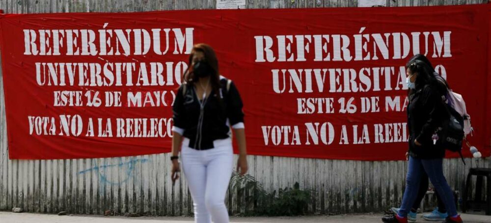 Aún quedan los carteles de lo que fue el histórico referéndum. Foto: Ricardo Montero