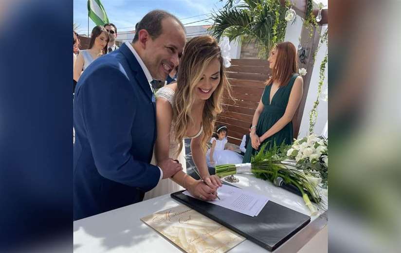 El momento cuando Fátima Jordán y el gobernador firman su alianza matrimonial