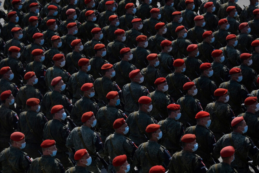 La medida permitiría a los militares utilizar las habilidades de los profesionales mayores (Russian Defense Ministry/REUTERS)