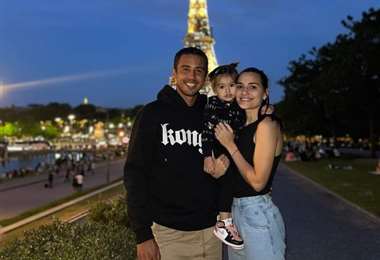 Hugo Dellien con su esposa e hija en París. Foto: H. Dellien