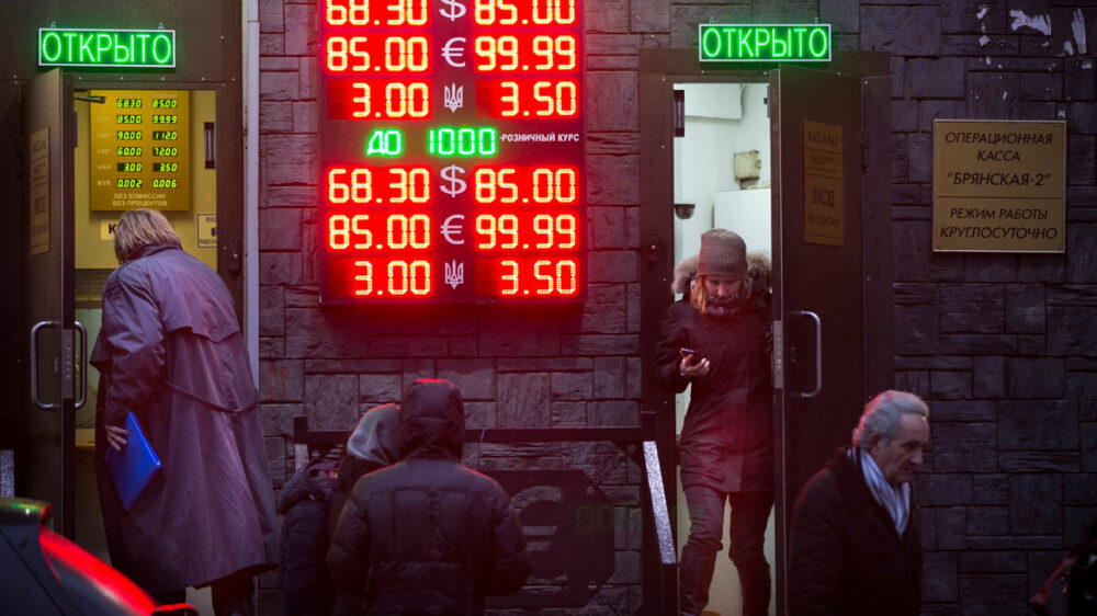 El valor del rublo se recupera frente al dólar, pero los ecomistas creen que es apenas un "veranito". La inflación sube hasta el 23% y la caída del PBI podría llegar al 20%.