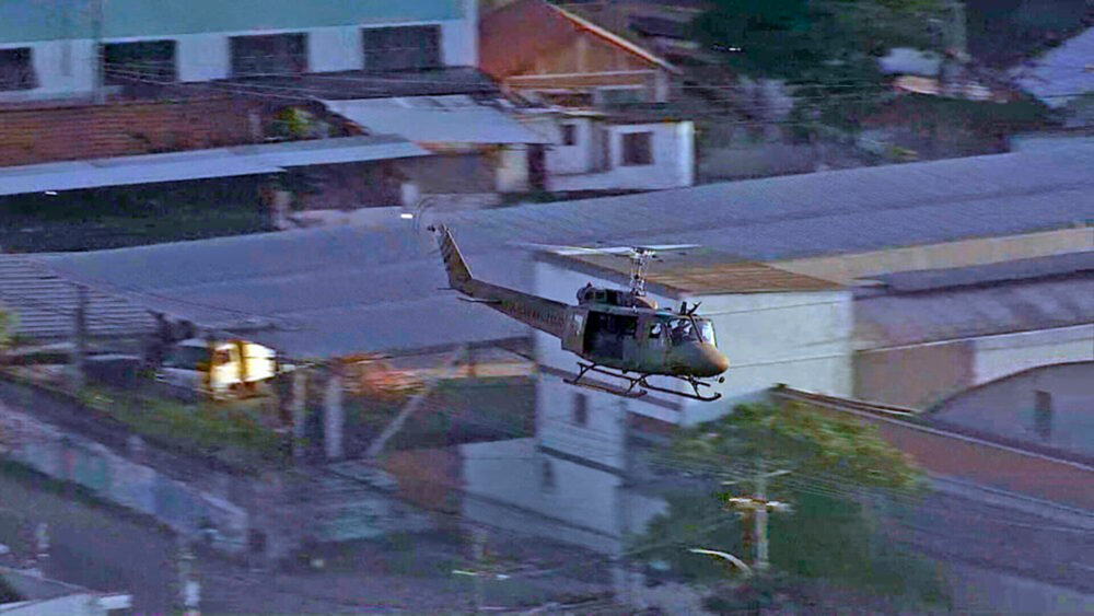Un helicóptero de la Policía Militar en pleno operativo (Reproduction/TV Globo)
