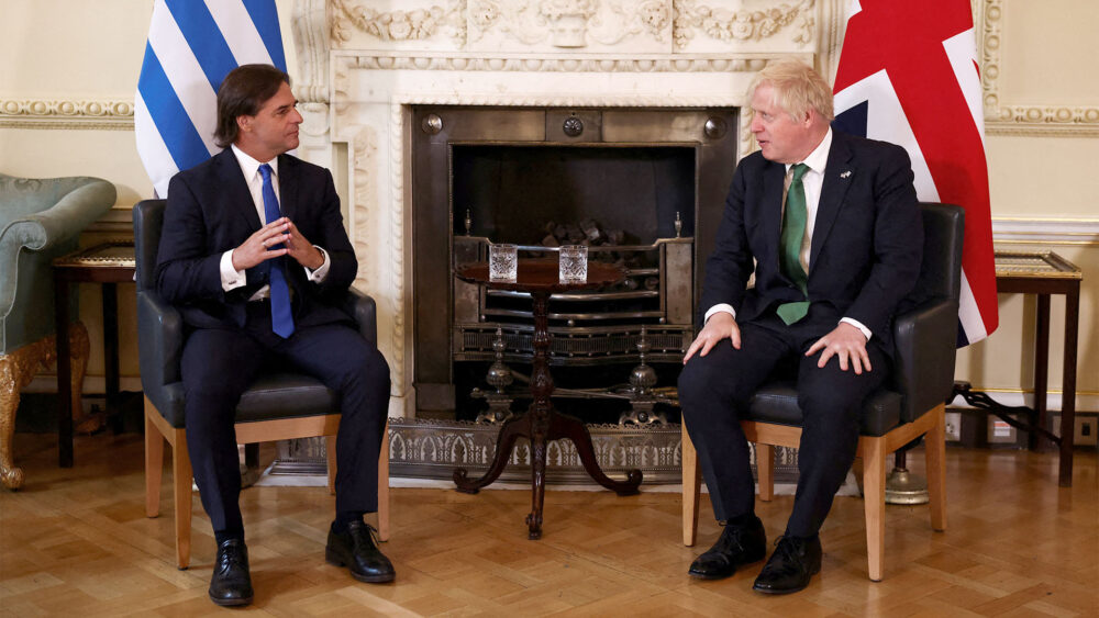 Luis Lacalle Pou junto a Boris Johnson en Downing Street (HENRY NICHOLLS / POOL / AFP)