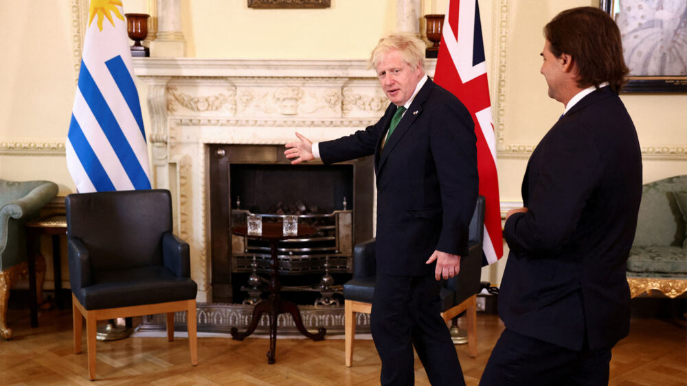 El primer ministro británico Boris Johnson recibiendo al presidente uruguayo Luis Lacalle Pou (HENRY NICHOLLS / POOL / AFP)