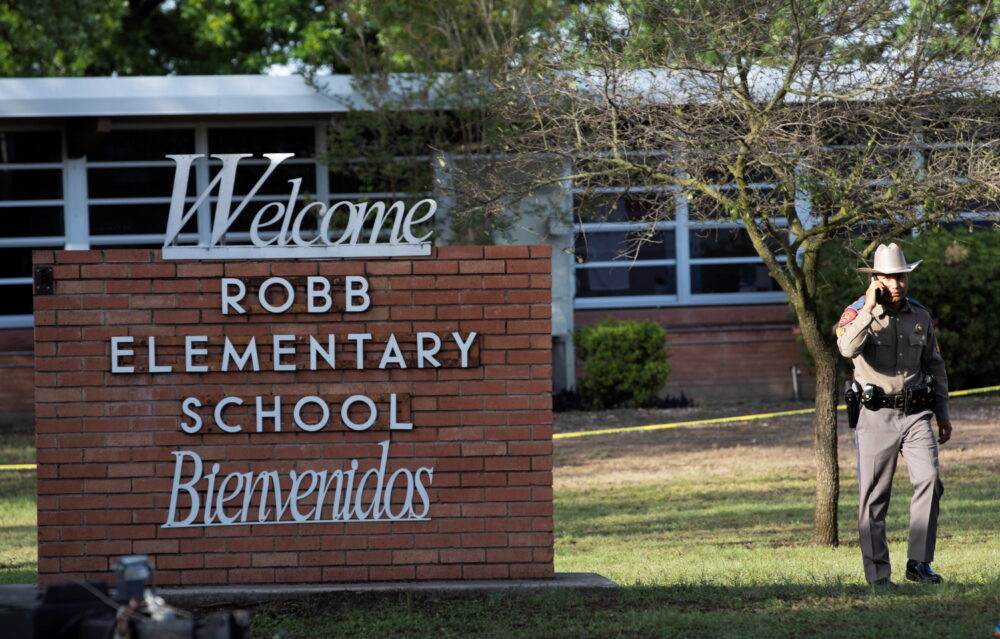 Un personal de las fuerzas del orden trabaja en la escena de un tiroteo masivo en la escuela primaria Robb, en Uvalde, Texas, Estados Unidos, el 25 de mayo de 2022. REUTERS/Nuri Vallbona 