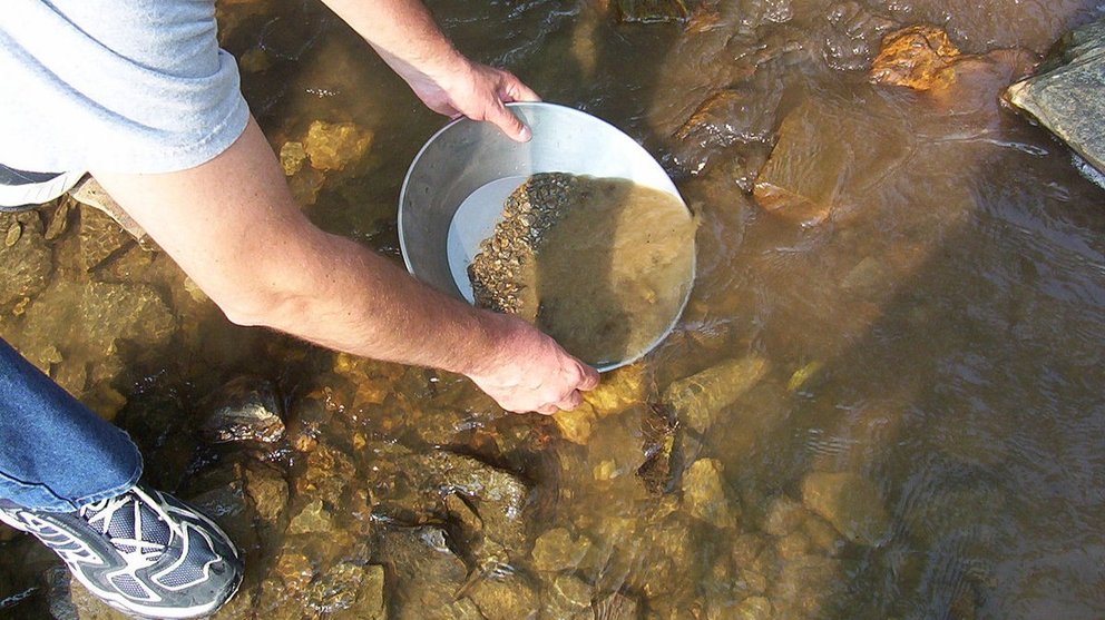 Imagen referencial de la extracción de oro en un río.