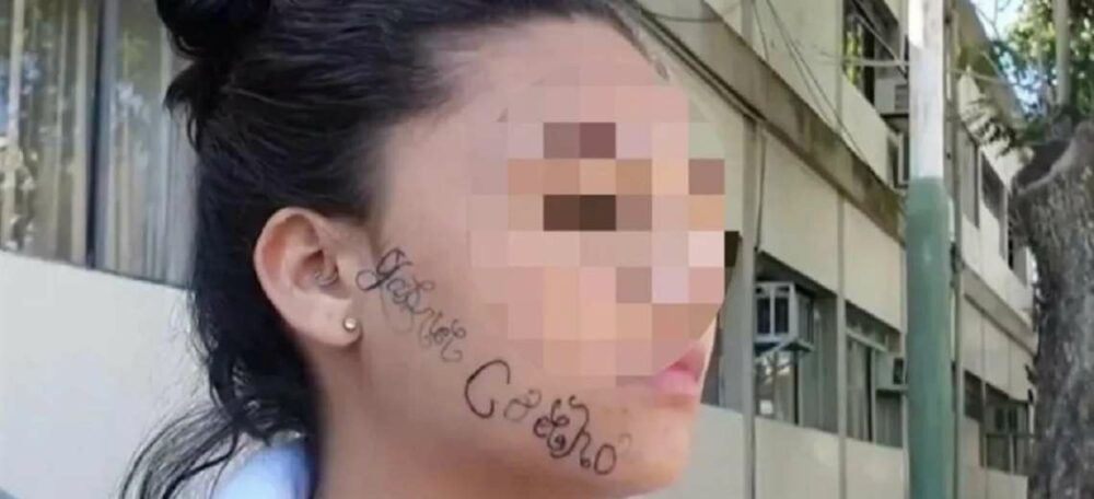 La mujer fue tatuada por su ex. Foto: Crónica