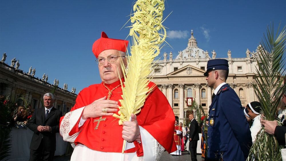 El cardenal Angelo Sodano llega a la Plaza de San Pedro para la misa del Domingo de Ramos celebrada por el Papa Benedicto XVI el 17 de abril de 2011 en la Ciudad del Vaticano, Vaticano. (Foto de Franco Origlia/Getty Images)