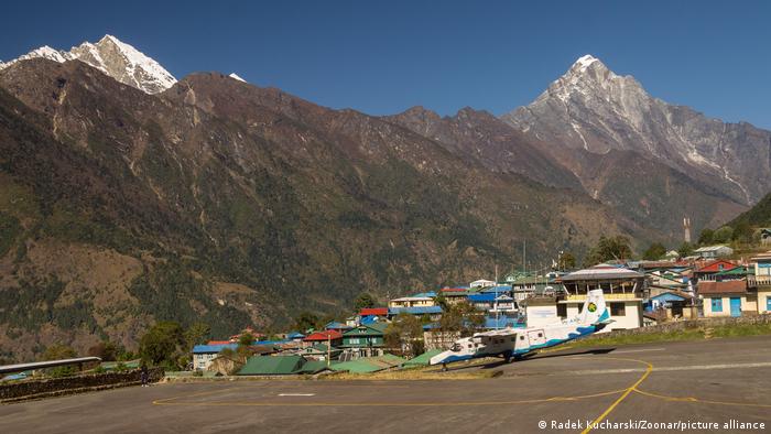Nepal | Tara Air Flugzeug am Lukla Flughafen