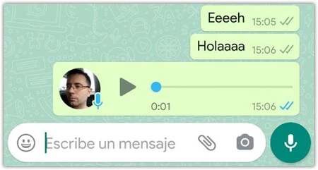 Un audio de WhatsApp con la confirmación de lectura en un chat con una persona que tiene las confirmaciones desactivadas