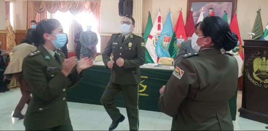 El Comandante de la Policía desplegando sus dotes de bailarín