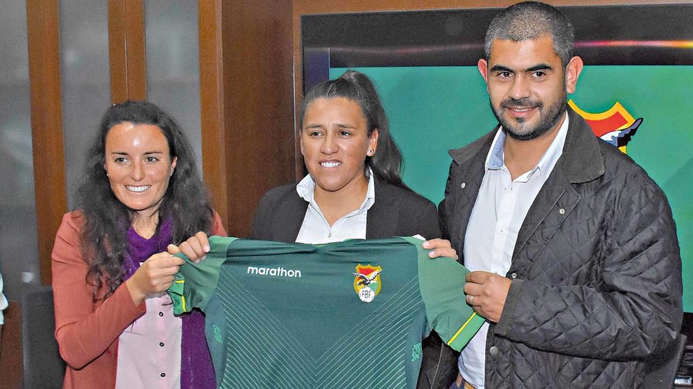 La entrenadora Rosana Gómez (c), junto a su cuerpo técnico de la Verde. APG