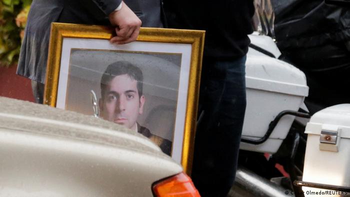 El hermano de Marcelo Pecci, llega al funeral, junto a otro allegado que portaba un retrato del fiscal asesinado, el pasado 14 de mayo.