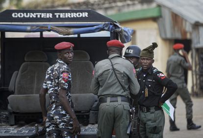 Policías regulares y antiterroristas, en Kano, en el norte de Nigeria, en 2019.