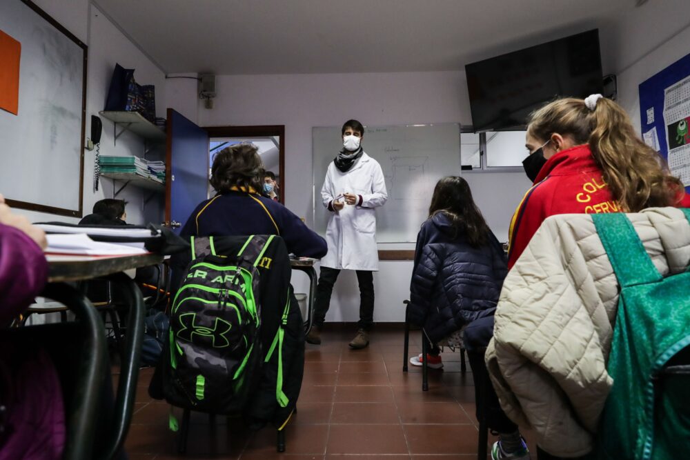 Vuelta a las aulas tras suspensión por la emergencia sanitaria. EFE/ Raúl Martínez/Archivo