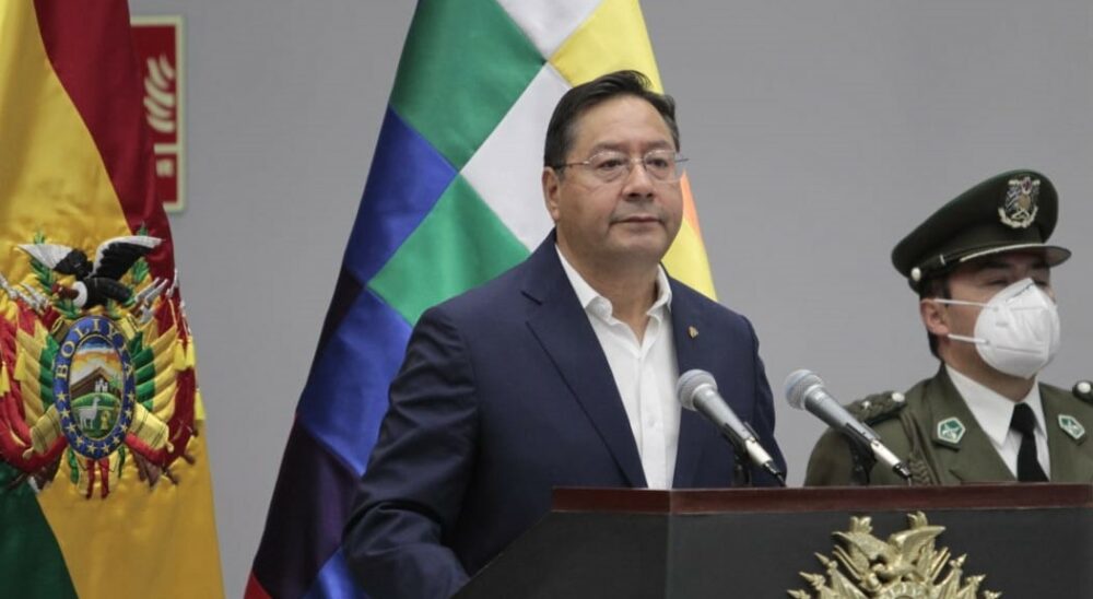Presidente destaca esfuerzo, entrega y aporte a la educación boliviana de los maestros 