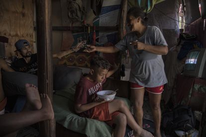 Un chico come un plato donado por una ONG en la favela Jardim Peri de São Paulo, en mayo 2022.