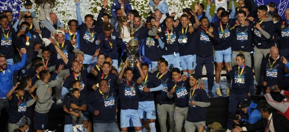 La celebración de los jugadores de Bolívar con el trofeo de campeón. Foto: APG Noticias