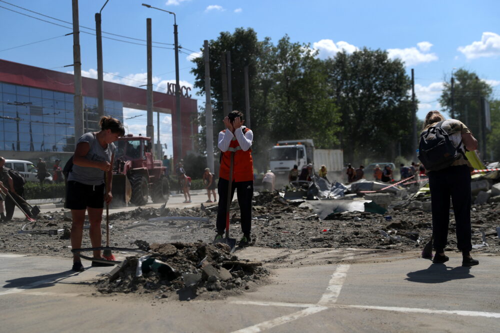Residentes mueven los escombros tras un bombardeo ruso en Kharkiv (Reuters)
