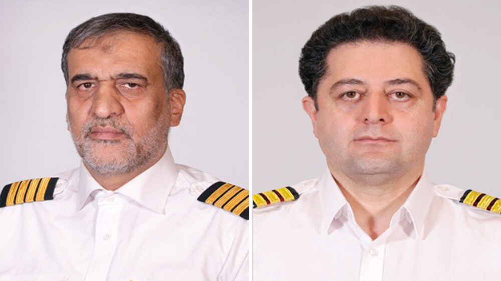 Gholamreza Ghasemi (izquierda), el piloto de la aeronave retenida en Ezeiza, junto al copiloto Mohammad Khosraviaragh.
