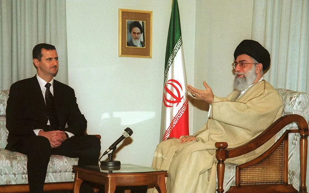 El Líder Supremo iraní, Alí Khamenei, junto al presidente sirio Bashar al Assad. Irán utilizó la flota de sus aviones "seudo-civiles" para transportar armas hacia Damasco. (Reuters)